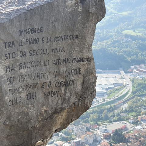 foto nr. 5 Immobile tra il piano e la montagna sto da secoli, muto, ma racconto all'attento viaggiatore, dei tempi antichi le fatiche dimenticate e il coraggio cupo dei padri - © G.S. Marinelli, riproduzione vietata.