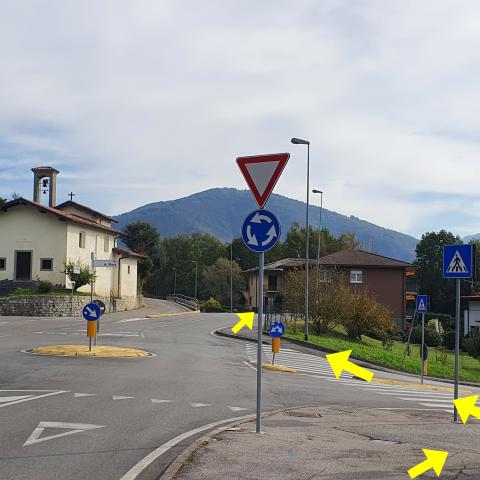 Foto nr. 6 oltrepassiamo il rondò vicino alla chiesetta di San Bernardo (sulla nostra sinistra)  - © G.S. Marinelli, riproduzione vietata.