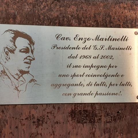 Foto nr. 3 targa commemorativa al Cavaliere Enzo Martinelli - © G.S. Marinelli, riproduzione vietata.