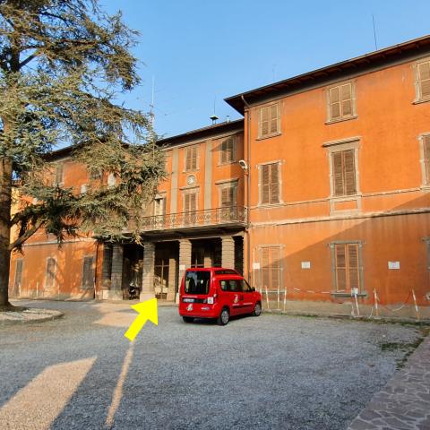 Foto nr. 8 attraversiamo il piazzale antistante la Villa Regina Pacis - © G.S. Marinelli, riproduzione vietata.