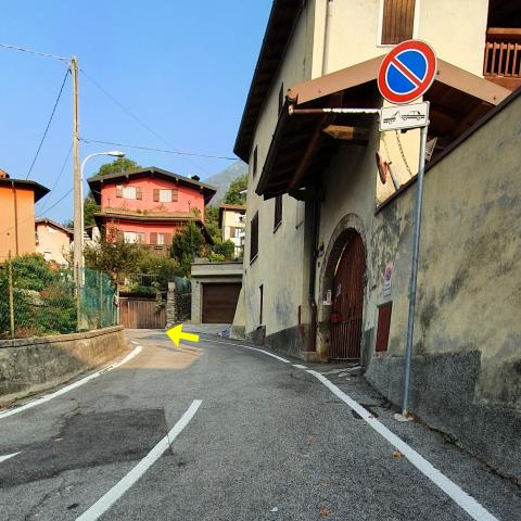 Foto nr. 1 proseguiamo lungo via Santa Maria, la strada in salita sulla sinistra guardando la facciata della chiesetta - © G.S. Marinelli, riproduzione vietata.