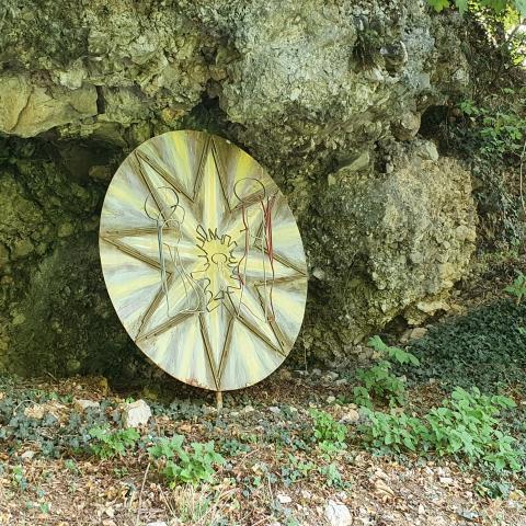 Foto nr. 2 superiamo sulla nostra destra un disco metallico con l'immagine stilizzata della natività - © G.S. Marinelli, riproduzione vietata.