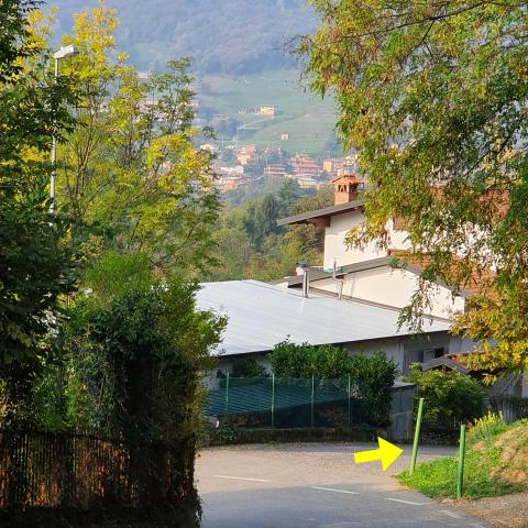 Foto nr. 5 in corrispondenza di una stretta curva a sinistra lasciamo Via Perola per imboccare, a destra, una strada a fondo chiuso - © G.S. Marinelli, riproduzione vietata.