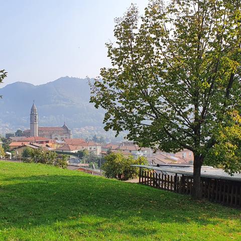 Foto nr. 6 dalla Via S. Alessandro scorgiamo il campanile della chiesa di Comenduno - © G.S. Marinelli, riproduzione vietata.