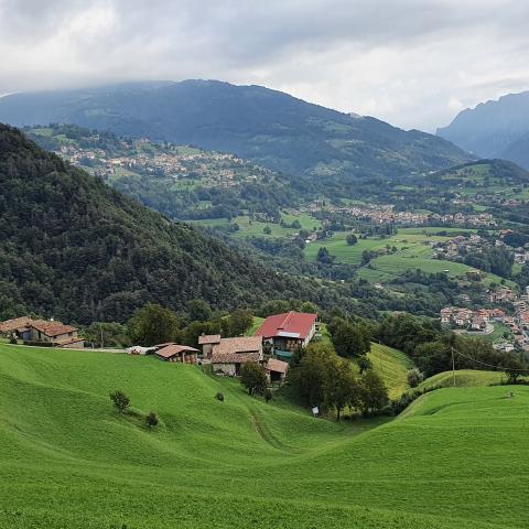  Merà e panorama su Gazzaniga - © G.S. Marinelli, riproduzione vietata.