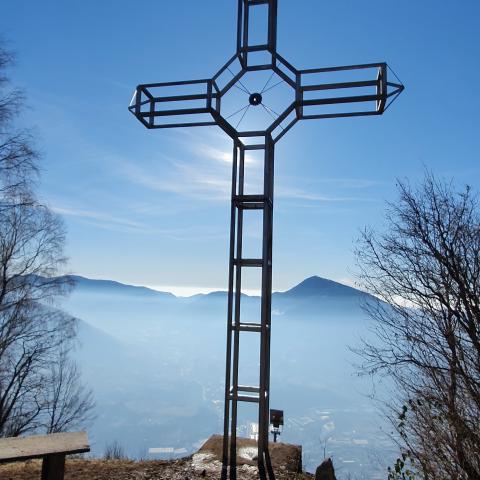  Croce di San Luigi, posata nel 1990, contiene le reliquie di San Luigi e di S. Alessandro - © G.S. Marinelli, riproduzione vietata.