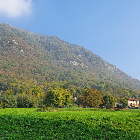  Il borgo di Perola ai piedi del Monte Rena - © G.S. Marinelli, riproduzione vietata.