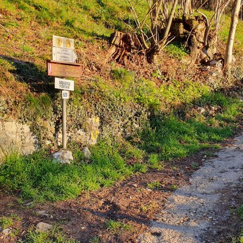 Foto nr. 5 Passiamo davanti ad una fontanella (sorgente Fontaní) sulla nostra sinistra, chiusa da un po' di tempo  - © G.S. Marinelli, riproduzione vietata.