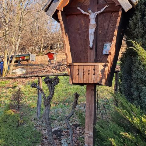 Foto nr. 11 Sulla sinistra vediamo un bel crocefisso di legno ed alle sue spalle degli alveari - © G.S. Marinelli, riproduzione vietata.