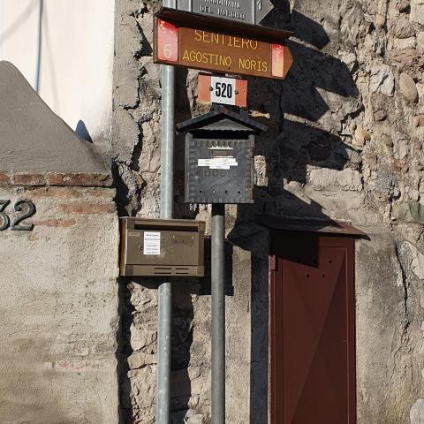 Foto nr. 6 contrassegnato da un cartello che ci indica che questo tratto di percorso è in comune con gli itinerari nr. 1 (Madonna del Narciso), nr.2 (Croce San Luigi), nr.4 (Poieto e Cornagera) e nr.  6 (sentiero Agostino Noris). - © G.S. Marinelli, riproduzione vietata.