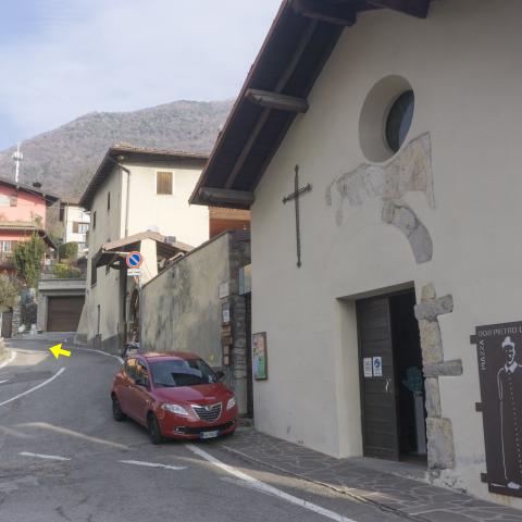 Foto nr. 3 Seguiamo il nostro itinerario imboccando via Santa Maria, la strada in salita a sinistra rispetto la facciata della chiesetta.  - © G.S. Marinelli, riproduzione vietata.