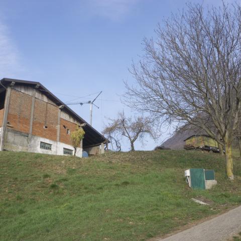 Foto nr. 4 proseguiamo dritti su via degli Alpini, in salita su fondo asfaltato che presto si trasformerà in fondo in cemento - © G.S. Marinelli, riproduzione vietata.