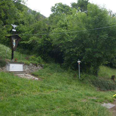 Foto nr. 3 arriviamo ad uno slargo con un grande crocifisso in legno - © G.S. Marinelli, riproduzione vietata.