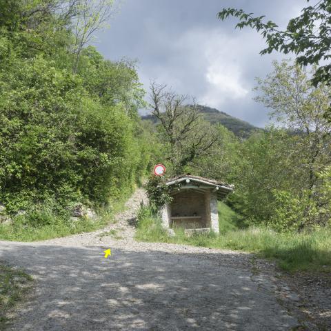 Foto nr. 5  fino ad arrivare ad un tornante con una cappelletta, ove imbocchiamo il sentiero in salita - © G.S. Marinelli, riproduzione vietata.