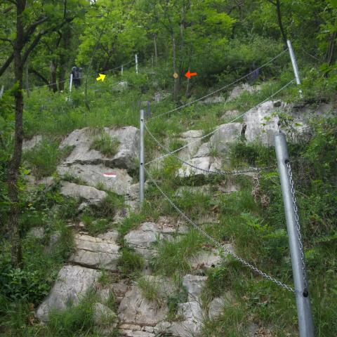 Foto nr. 7 superiamo facilmente la balza rocciosa grazie a due tratti di corde fisse - © G.S. Marinelli, riproduzione vietata.