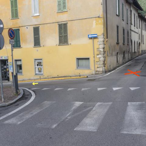 Foto nr. 8 arriviamo in Piazza Spino ove svoltiamo a sinistra verso la chiesa parrocchiale di Bondo - © G.S. Marinelli, riproduzione vietata.