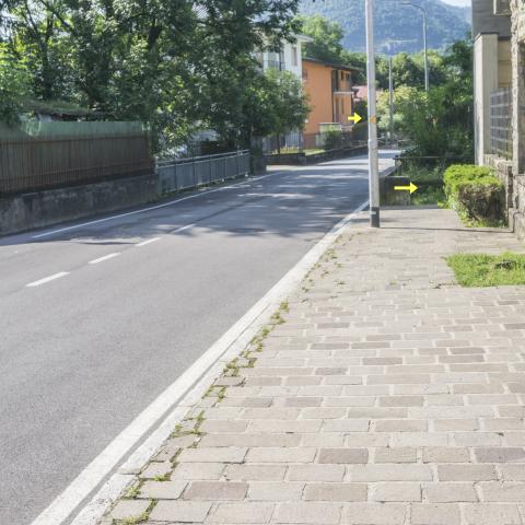 Foto nr. 10 arriviamo al cimitero di Bondo Petello e prestiamo attenzione ai segnavia del sentiero che ci indicano di svoltare a destra - © G.S. Marinelli, riproduzione vietata.