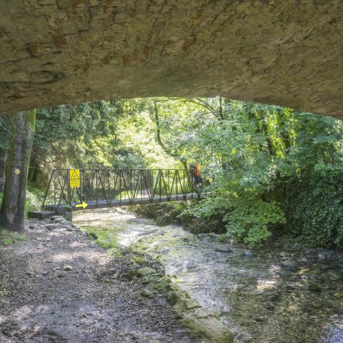 Foto nr. 3 superiamo il sovrappasso stradale e il ponte in metallo che attraversa il torrente - © G.S. Marinelli, riproduzione vietata.