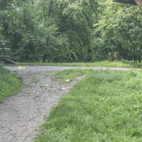 Foto nr. 6 ci immettiamo su una strada con fondo in ghiaia, svoltando a sinistra su un altro ponticello - © G.S. Marinelli, riproduzione vietata.