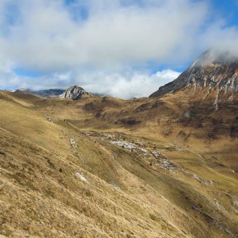 La Val Vedra, sullo sfondo il Passo del Branchino   - © G.S. Marinelli, riproduzione vietata.