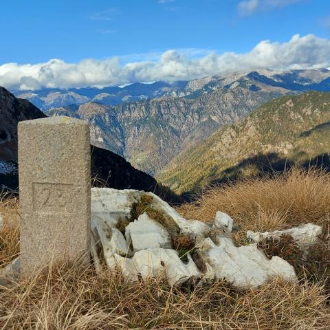 Passo di Vindiolo, verso nord valle di Roncobello e monti della Val Brembana  - © G.S. Marinelli, riproduzione vietata.