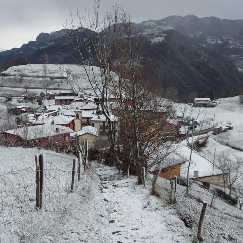 vista di Cler dal sentiero di salita CAI 507  - © G.S. Marinelli, riproduzione vietata.