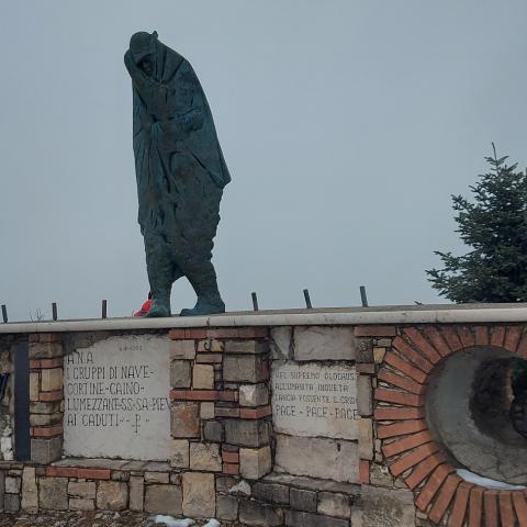 Monumento degli Alpini al Dosso Medio (m 1107)  - © G.S. Marinelli, riproduzione vietata.