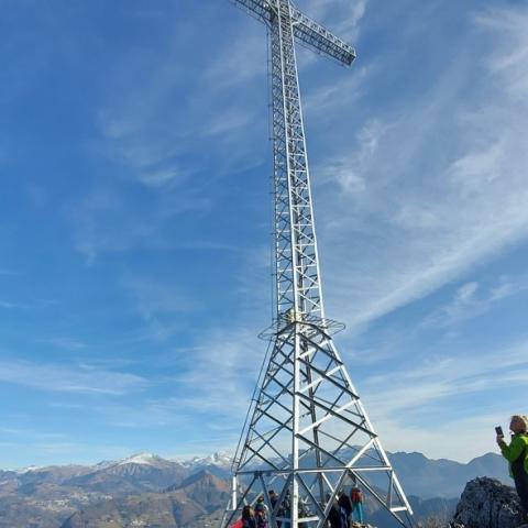 L'altissima croce del Monte Zucco  - © G.S. Marinelli, riproduzione vietata.