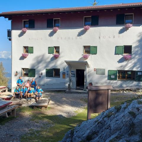 Il gruppo al rifugio Bogani  - © G.S. Marinelli, riproduzione vietata.