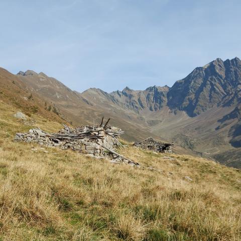 Ruderi vecchie baite Riguzzo  - © G.S. Marinelli, riproduzione vietata.