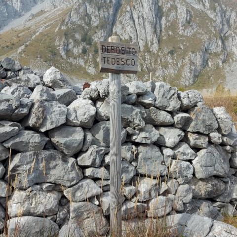 Ruderi postazioni militari presso ex rif. Coppellotti  - © G.S. Marinelli, riproduzione vietata.