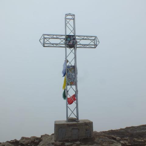 Croce di vetta del Monte San Primo  - © G.S. Marinelli, riproduzione vietata.