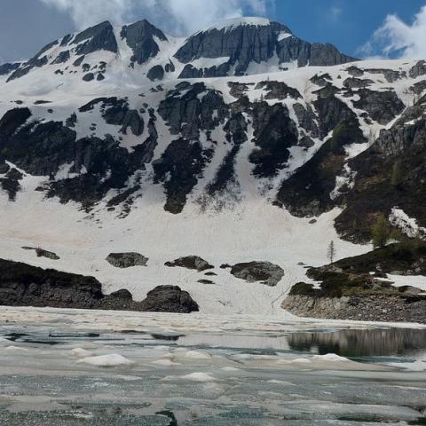 Lago Colombo (sfondo Pizzo Farno)  - © G.S. Marinelli, riproduzione vietata.