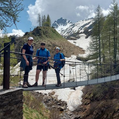 Zia Rosanna e nipoti sul ponte tibetano  - © G.S. Marinelli, riproduzione vietata.