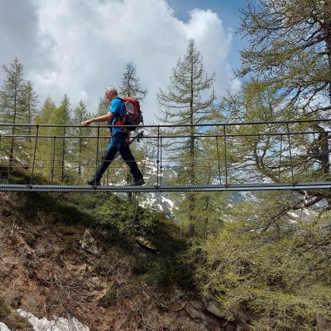 Ponte tibetano sul torrente Borleggia  - © G.S. Marinelli, riproduzione vietata.