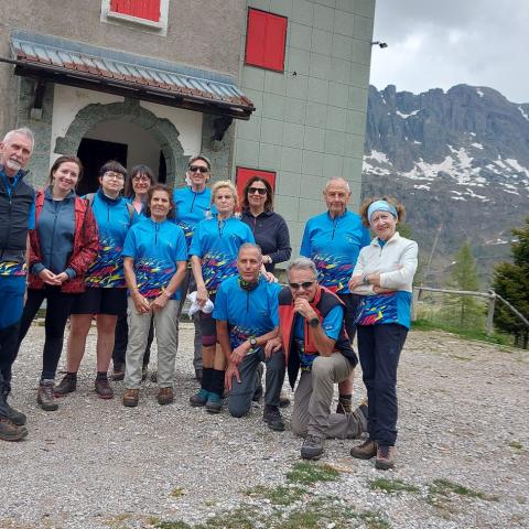 Gruppo al Rifugio Laghi Gemelli  - © G.S. Marinelli, riproduzione vietata.