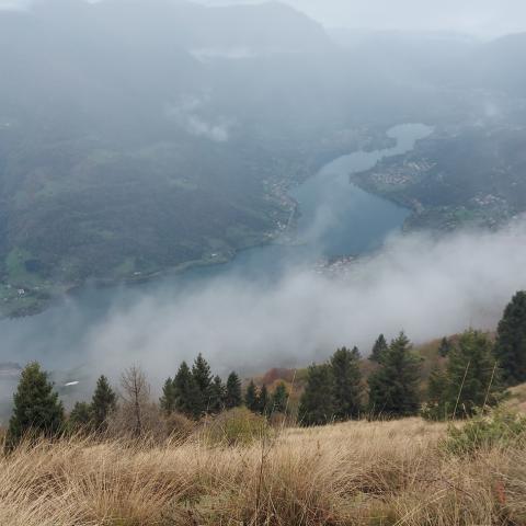 Lago d'iseo tra le nebbie  - © G.S. Marinelli, riproduzione vietata.