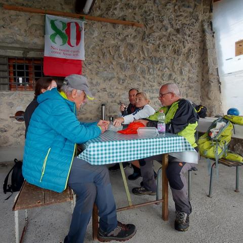 a pranzo nel comodo locale invernale  - © G.S. Marinelli, riproduzione vietata.