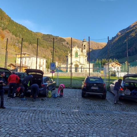 parcheggiate le auto ci apprestiamo a partire  - © G.S. Marinelli, riproduzione vietata.