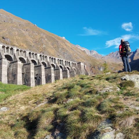  Franco in osservazione a ciò che resta della diga  - © G.S. Marinelli, riproduzione vietata.