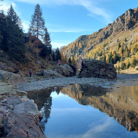 Riflessi sull'acqua del torrente Gleno  - © G.S. Marinelli, riproduzione vietata.