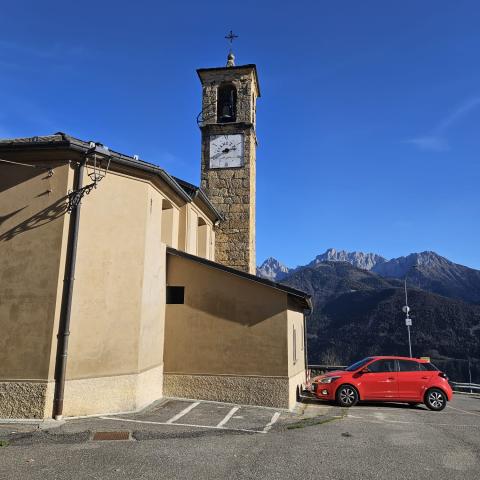 Il campanile di Pianezza con l'originale orologio    - © G.S. Marinelli, riproduzione vietata.