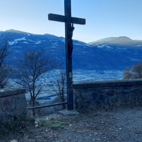 Croce di Rodino, inizia la salita per Anfurro  - © G.S. Marinelli, riproduzione vietata.