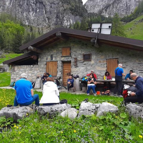 Il gruppo si riunisce alla Baita bassa di Fontanamora  - © G.S. Marinelli, riproduzione vietata.