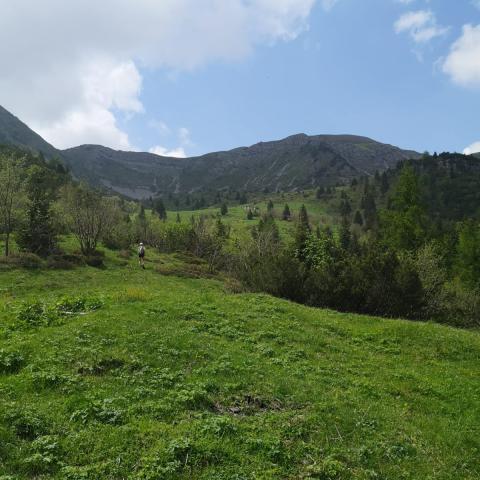 Oltre la parete rocciosa in vista delle Baite Chincoli  - © G.S. Marinelli, riproduzione vietata.