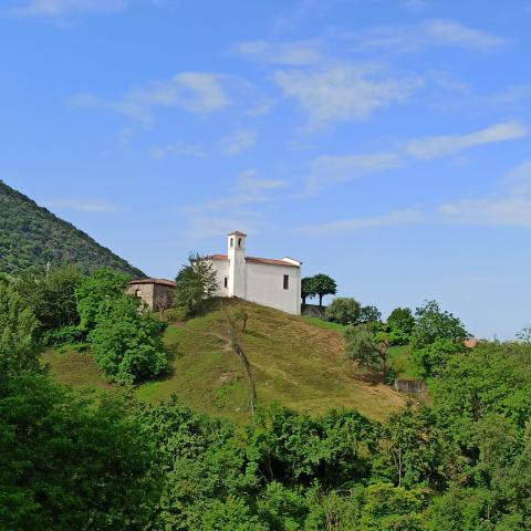 Chiesetta di San Fermo vista da Tassano  - © G.S. Marinelli, riproduzione vietata.