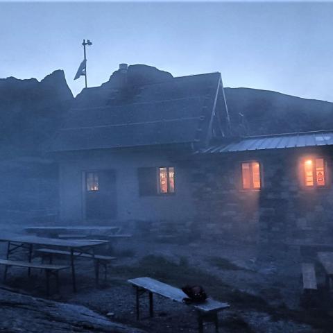 Rifugio Benigni di notte  - © G.S. Marinelli, riproduzione vietata.