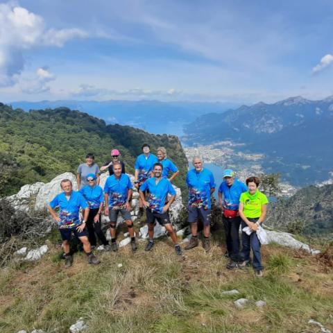  Foto di gruppo con sfondo su Mandello del Lario - © G.S. Marinelli, riproduzione vietata.