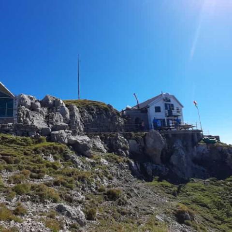 Giunti al rifugio Brioschi (m 2410)  - © G.S. Marinelli, riproduzione vietata.