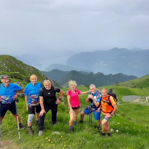 Il gruppo e vista su M.ga Guglielmo e Lago d'Iseo  - © G.S. Marinelli, riproduzione vietata.